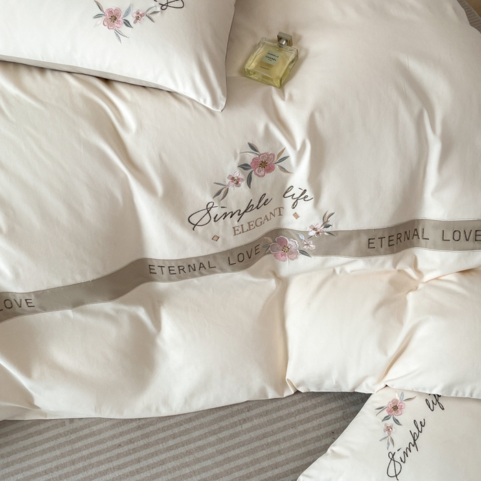 91家纺网 家纺一手货源 找家纺 欣宜家纺 2025年秋冬新款纯棉全棉长绒棉磨毛不掉毛刺绣款绣花四件套-送高档礼盒 斯嘉丽-香槟