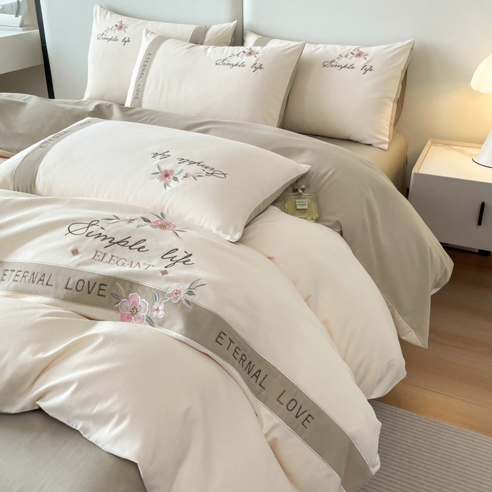 91家纺网 家纺一手货源 找家纺 欣宜家纺 2025年秋冬新款纯棉全棉长绒棉磨毛不掉毛刺绣款绣花四件套-送高档礼盒 斯嘉丽-香槟