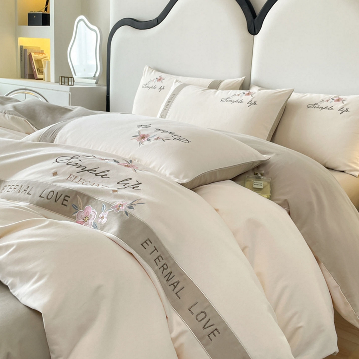 91家纺网 家纺一手货源 找家纺 欣宜家纺 2025年秋冬新款纯棉全棉长绒棉磨毛不掉毛刺绣款绣花四件套-送高档礼盒 斯嘉丽-香槟