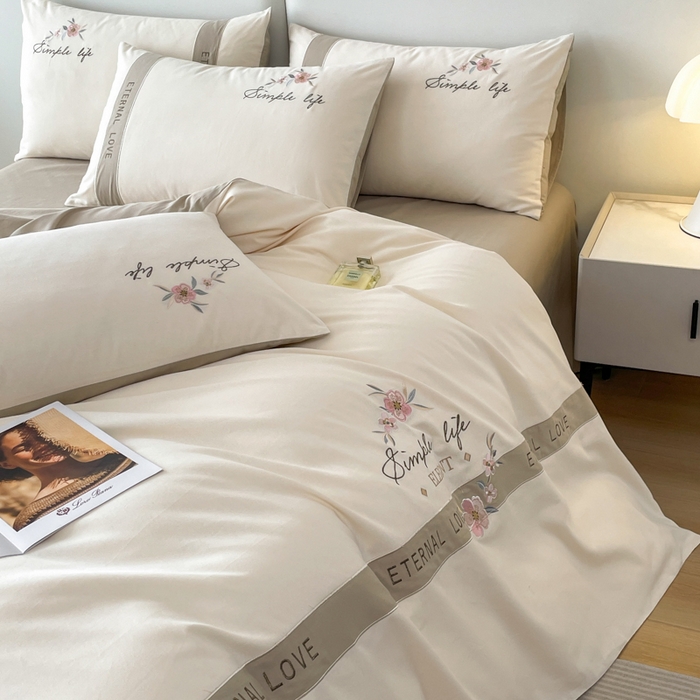 91家纺网 家纺一手货源 找家纺 欣宜家纺 2025年秋冬新款纯棉全棉长绒棉磨毛不掉毛刺绣款绣花四件套-送高档礼盒 斯嘉丽-香槟