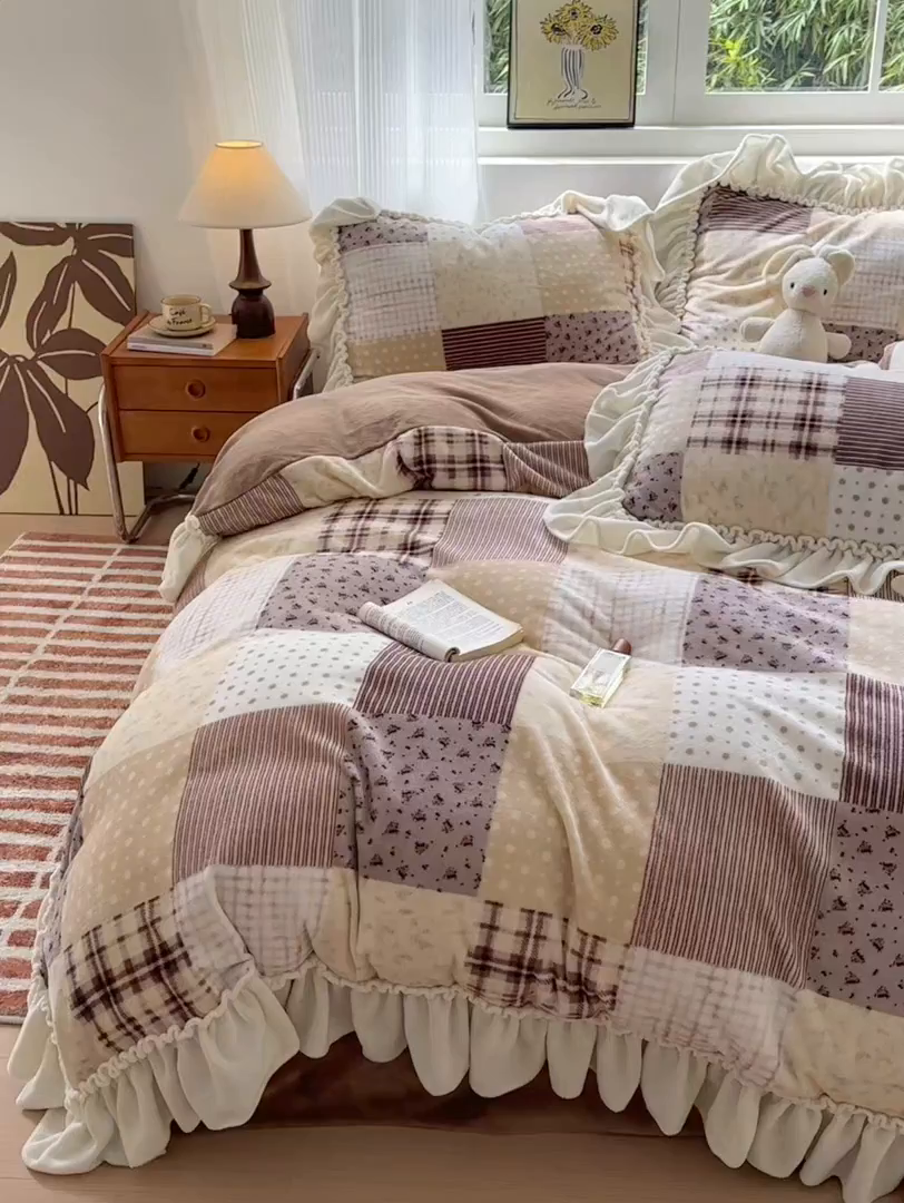 91家纺网 家纺一手货源 找家纺 （总）欣宜家纺 2025秋冬新款加绒加厚田园拼布风法式花边款牛奶绒四件套