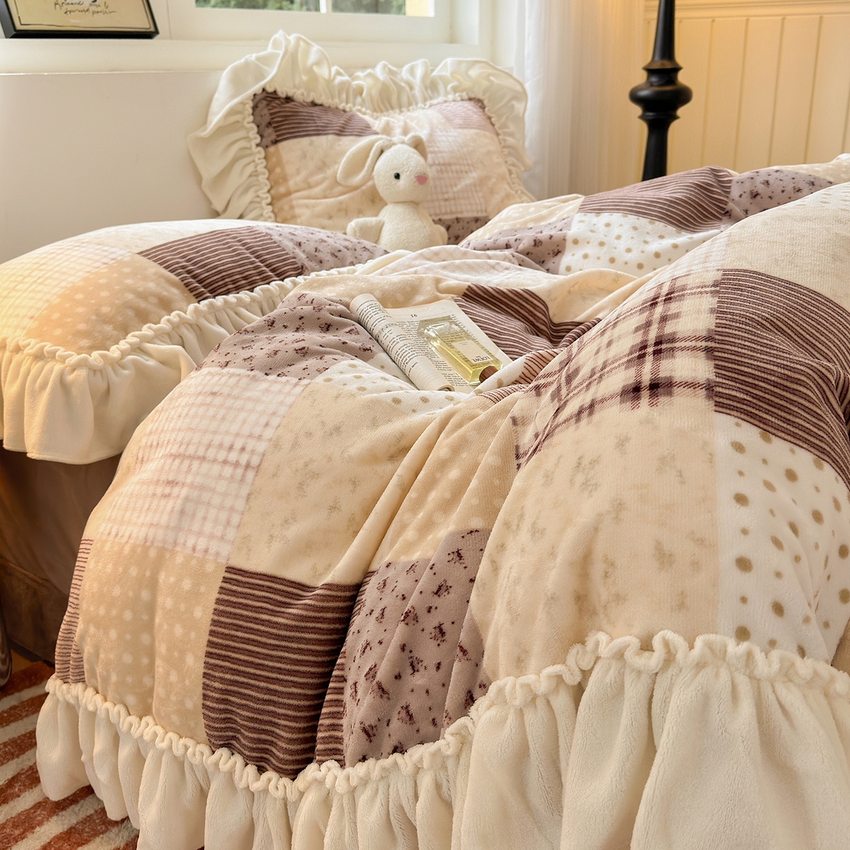 91家纺网 家纺一手货源 找家纺 （总）欣宜家纺 2025秋冬新款加绒加厚田园拼布风法式花边款牛奶绒四件套