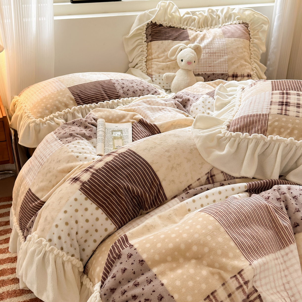 91家纺网 家纺一手货源 找家纺 （总）欣宜家纺 2025秋冬新款加绒加厚田园拼布风法式花边款牛奶绒四件套