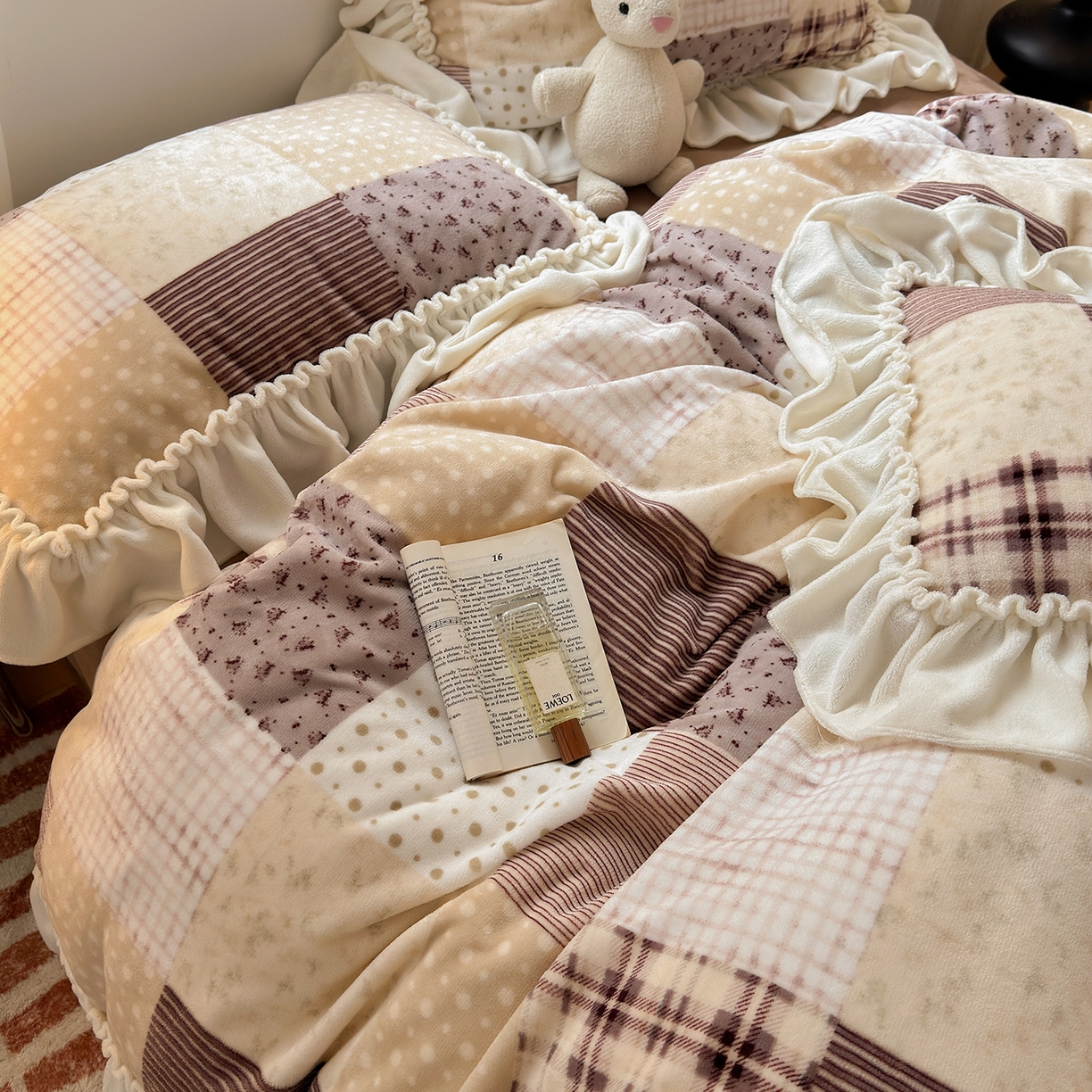 91家纺网 家纺一手货源 找家纺 （总）欣宜家纺 2025秋冬新款加绒加厚田园拼布风法式花边款牛奶绒四件套