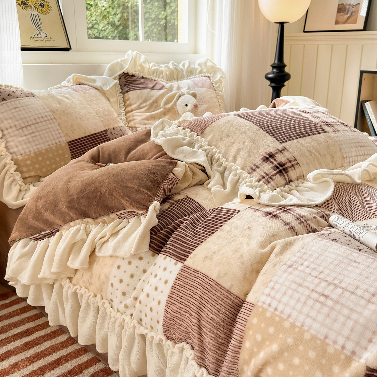 91家纺网 家纺一手货源 找家纺 （总）欣宜家纺 2025秋冬新款加绒加厚田园拼布风法式花边款牛奶绒四件套