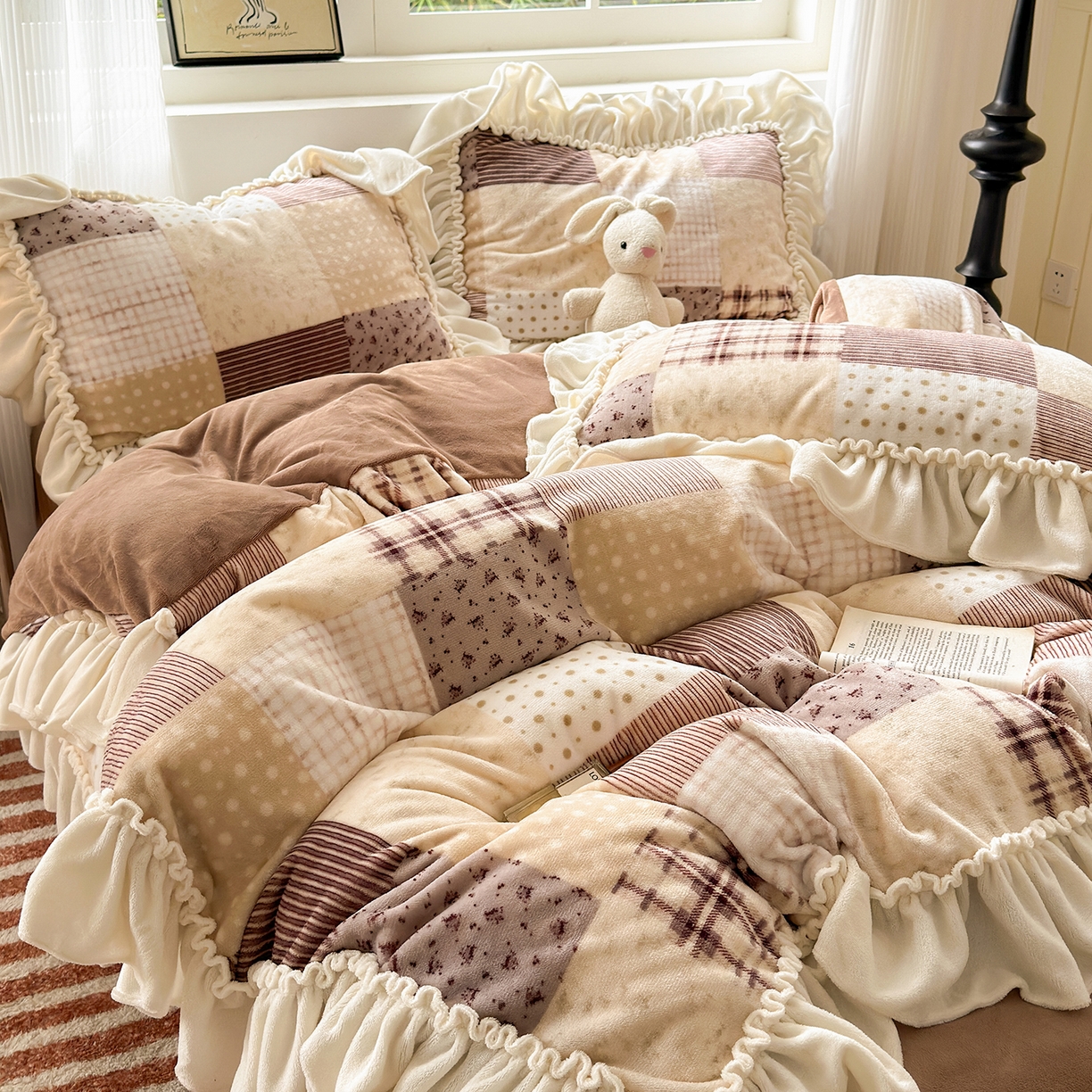 91家纺网 家纺一手货源 找家纺 （总）欣宜家纺 2025秋冬新款加绒加厚田园拼布风法式花边款牛奶绒四件套