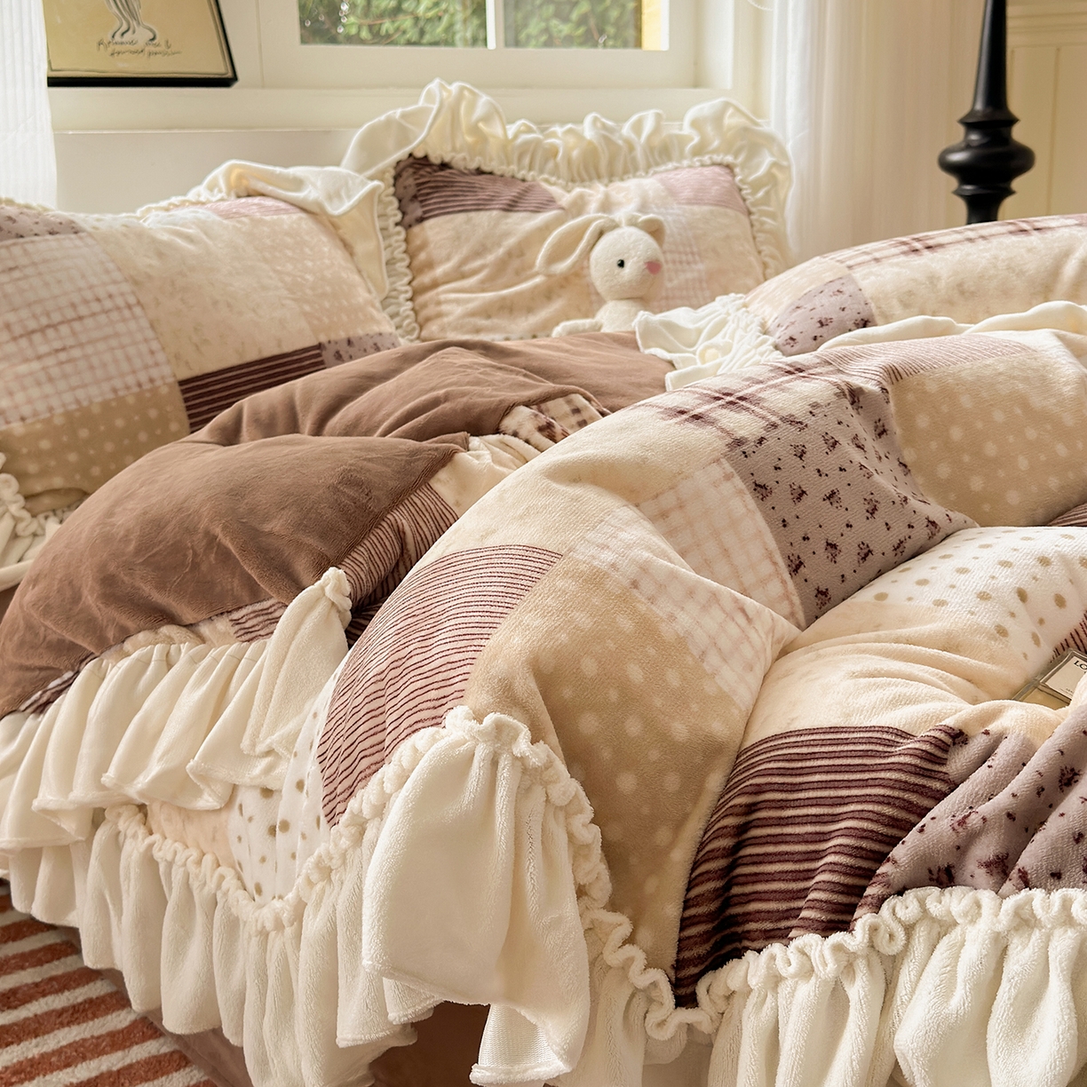 91家纺网 家纺一手货源 找家纺 （总）欣宜家纺 2025秋冬新款加绒加厚田园拼布风法式花边款牛奶绒四件套