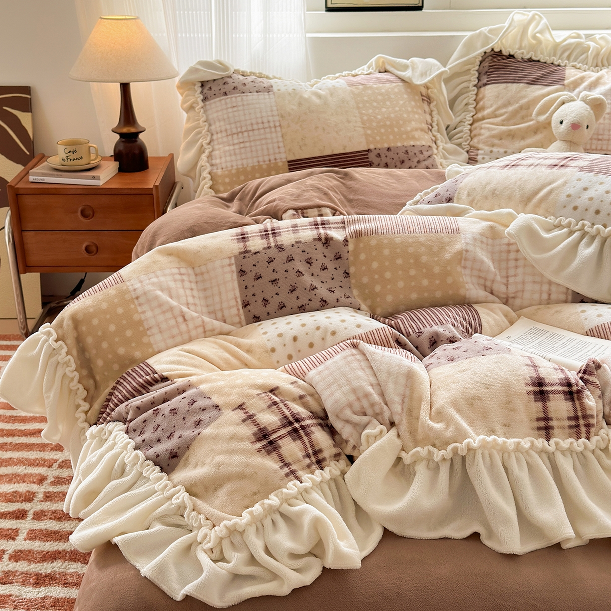 91家纺网 家纺一手货源 找家纺 （总）欣宜家纺 2025秋冬新款加绒加厚田园拼布风法式花边款牛奶绒四件套