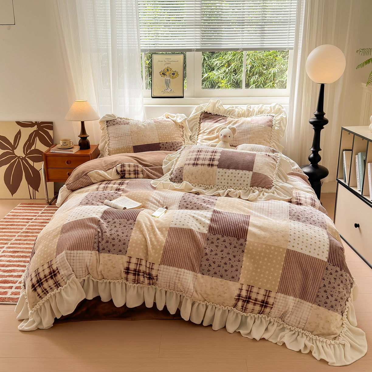 欣宜家纺 2025秋冬新款加绒加厚田园拼布风法式花边款牛奶绒四件套 布拉格红