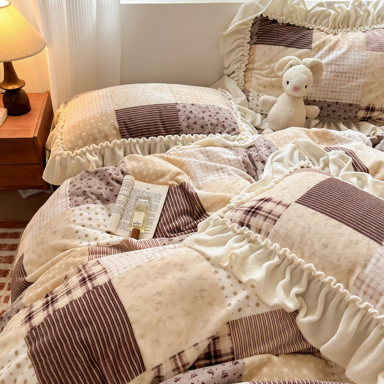 91家纺网 家纺一手货源 找家纺 欣宜家纺 2025秋冬新款加绒加厚田园拼布风法式花边款牛奶绒四件套 布拉格红