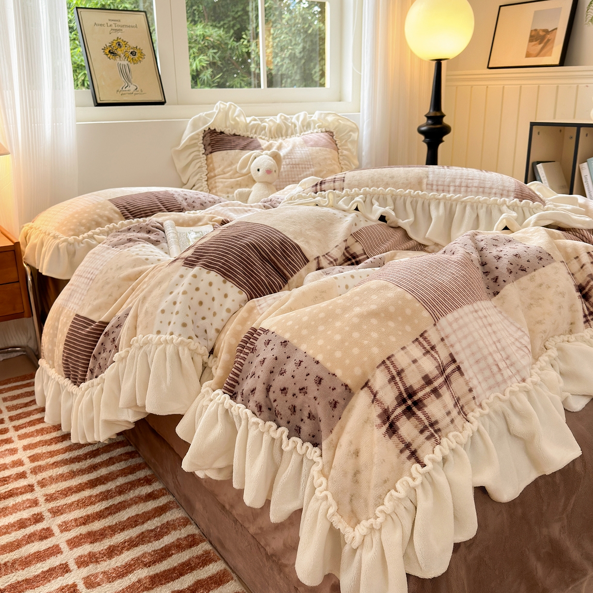 91家纺网 家纺一手货源 找家纺 欣宜家纺 2025秋冬新款加绒加厚田园拼布风法式花边款牛奶绒四件套 布拉格红