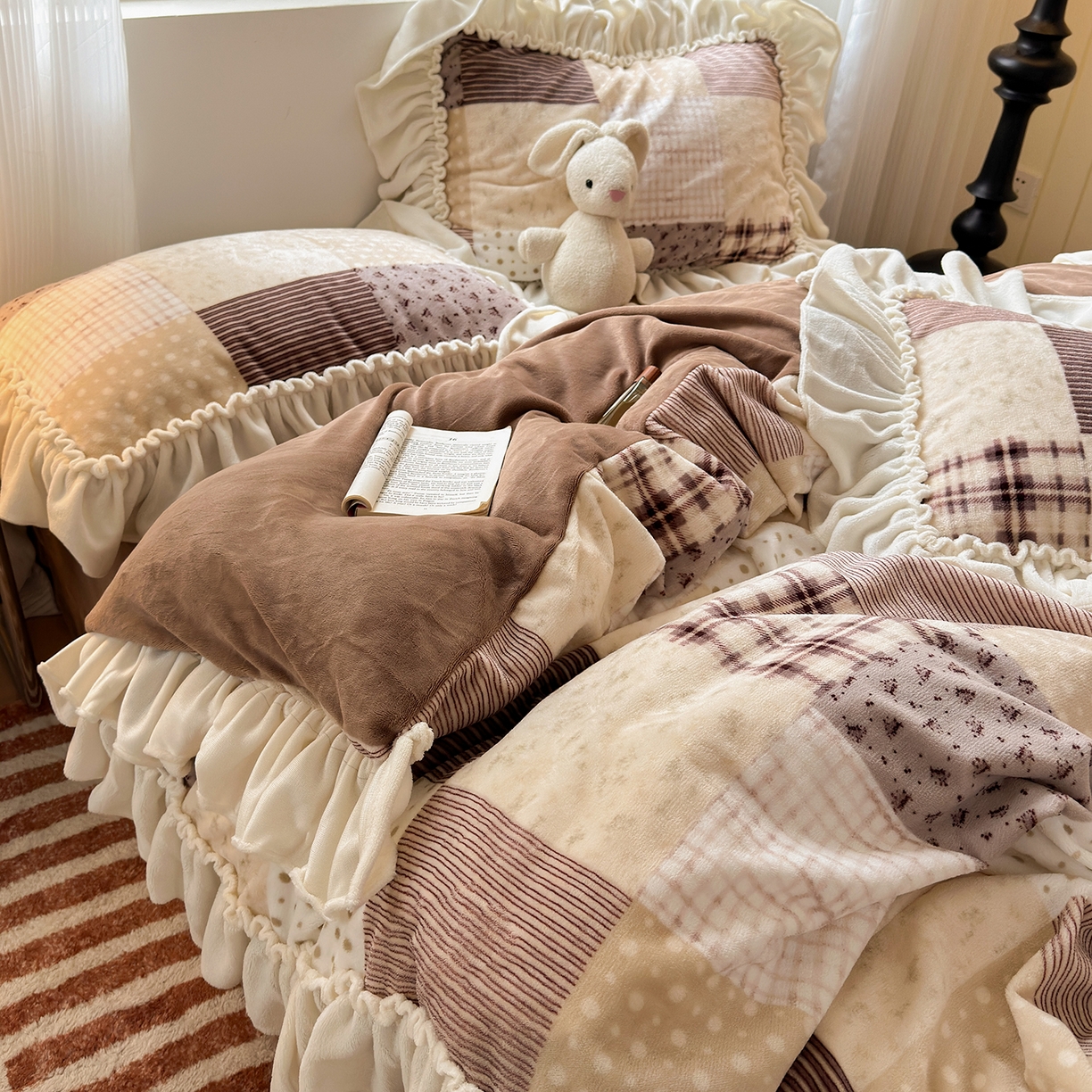 91家纺网 家纺一手货源 找家纺 欣宜家纺 2025秋冬新款加绒加厚田园拼布风法式花边款牛奶绒四件套 布拉格红