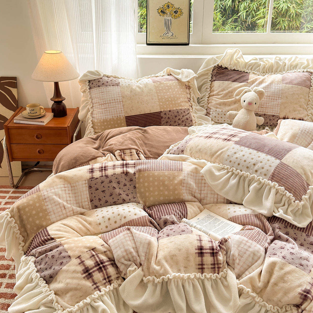 91家纺网 家纺一手货源 找家纺 欣宜家纺 2025秋冬新款加绒加厚田园拼布风法式花边款牛奶绒四件套 布拉格红