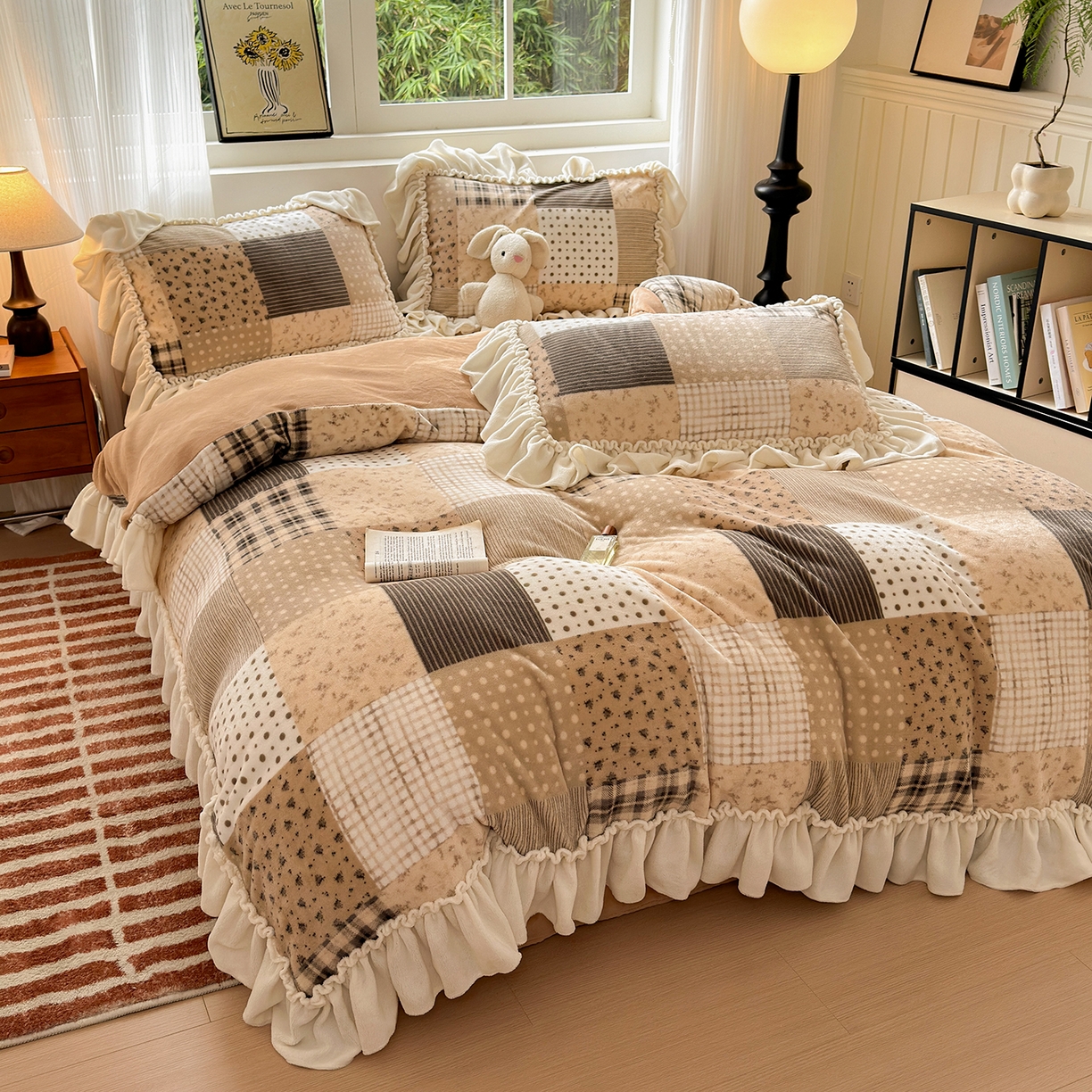 91家纺网 家纺一手货源 找家纺 欣宜家纺 2025秋冬新款加绒加厚田园拼布风法式花边款牛奶绒四件套 布鲁咖