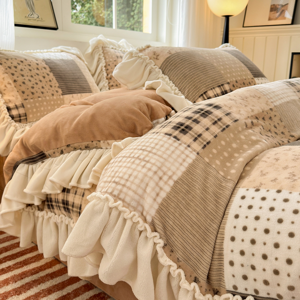 91家纺网 家纺一手货源 找家纺 欣宜家纺 2025秋冬新款加绒加厚田园拼布风法式花边款牛奶绒四件套 布鲁咖