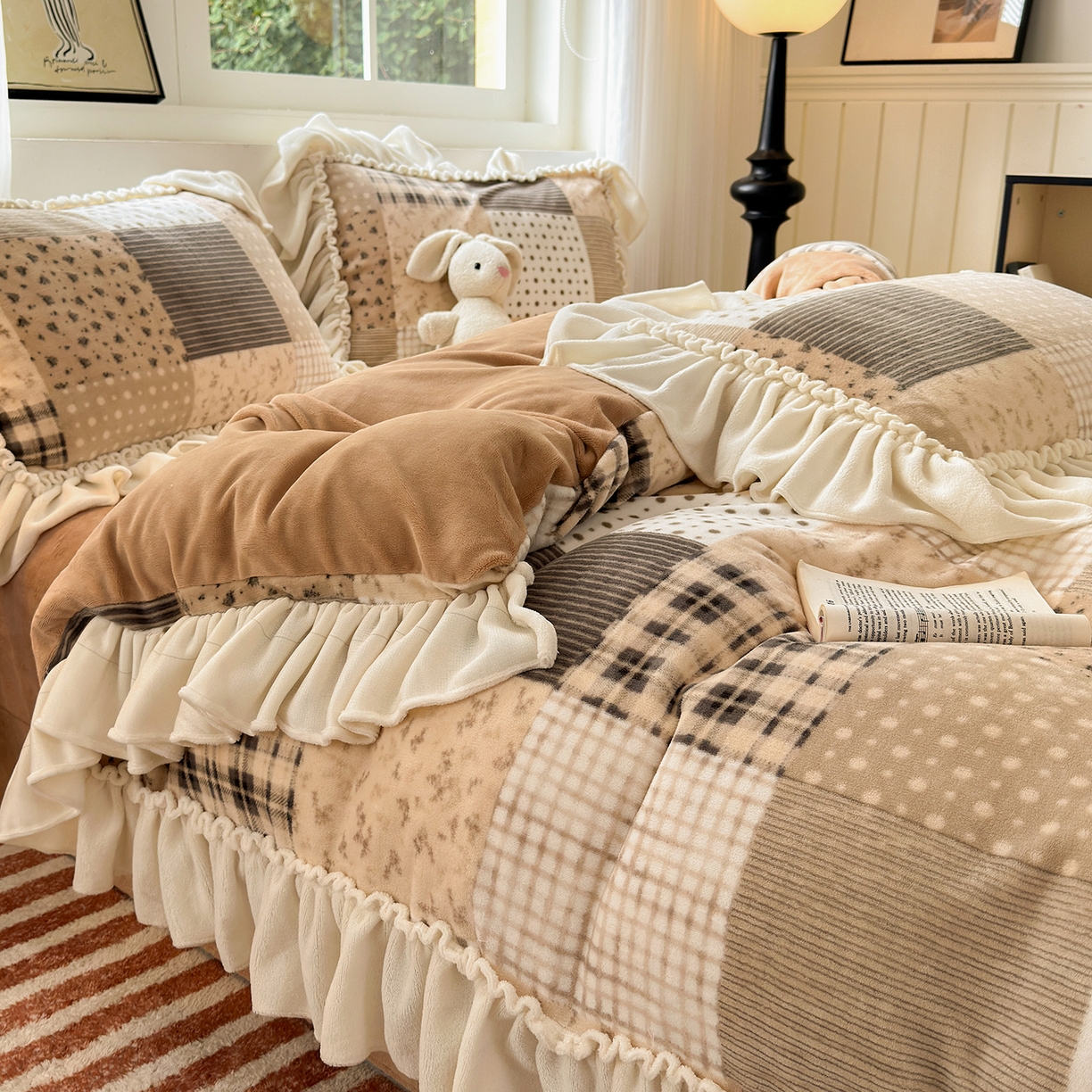 91家纺网 家纺一手货源 找家纺 欣宜家纺 2025秋冬新款加绒加厚田园拼布风法式花边款牛奶绒四件套 布鲁咖