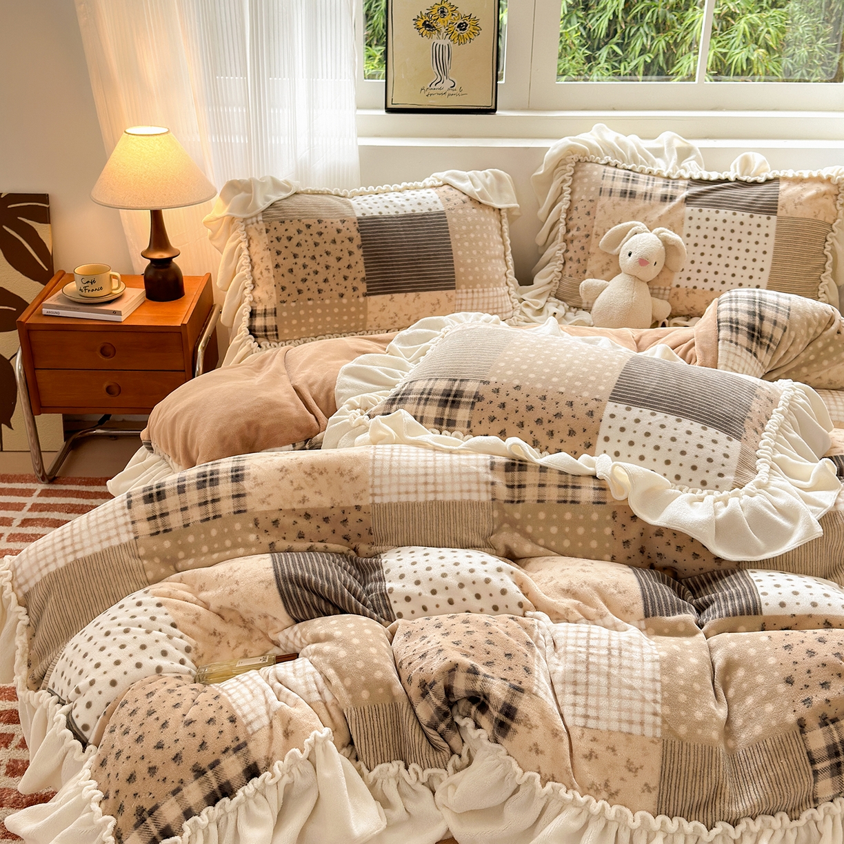 91家纺网 家纺一手货源 找家纺 欣宜家纺 2025秋冬新款加绒加厚田园拼布风法式花边款牛奶绒四件套 布鲁咖