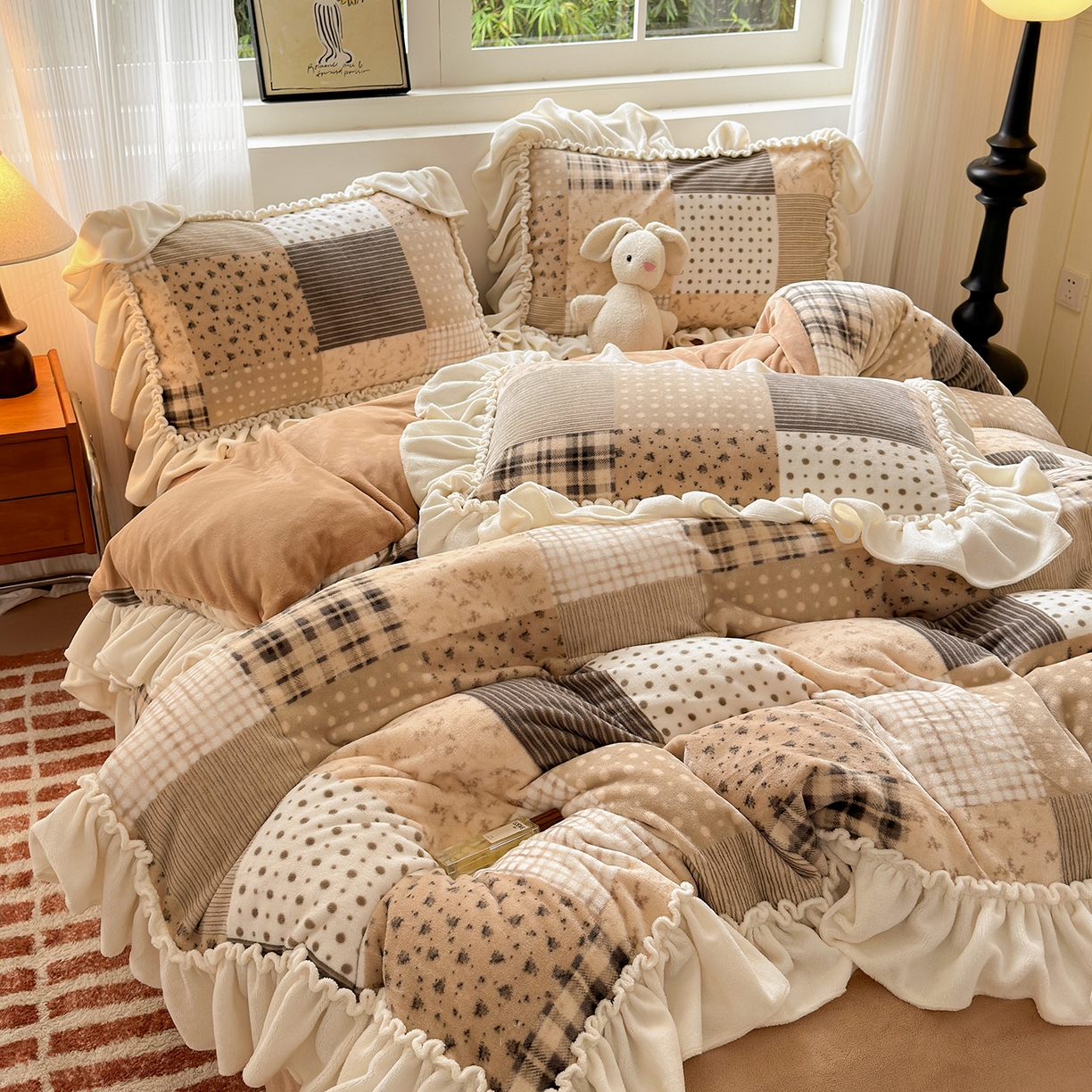 91家纺网 家纺一手货源 找家纺 欣宜家纺 2025秋冬新款加绒加厚田园拼布风法式花边款牛奶绒四件套 布鲁咖