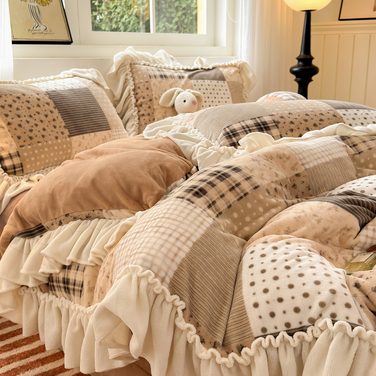 91家纺网 家纺一手货源 找家纺 欣宜家纺 2025秋冬新款加绒加厚田园拼布风法式花边款牛奶绒四件套 布鲁咖