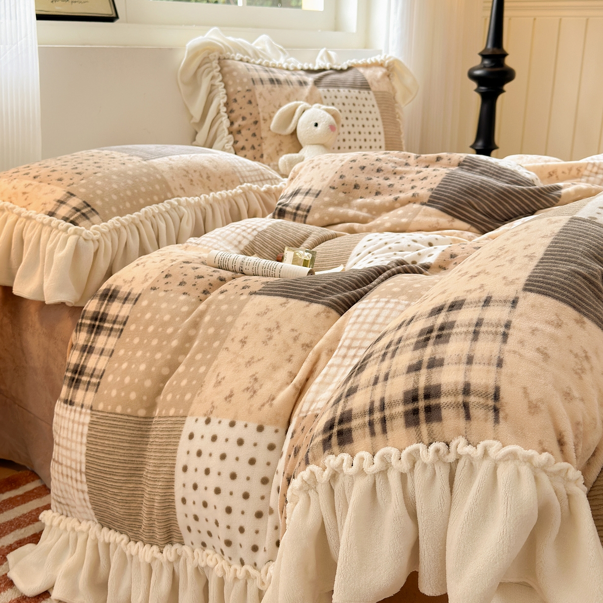 91家纺网 家纺一手货源 找家纺 欣宜家纺 2025秋冬新款加绒加厚田园拼布风法式花边款牛奶绒四件套 布鲁咖