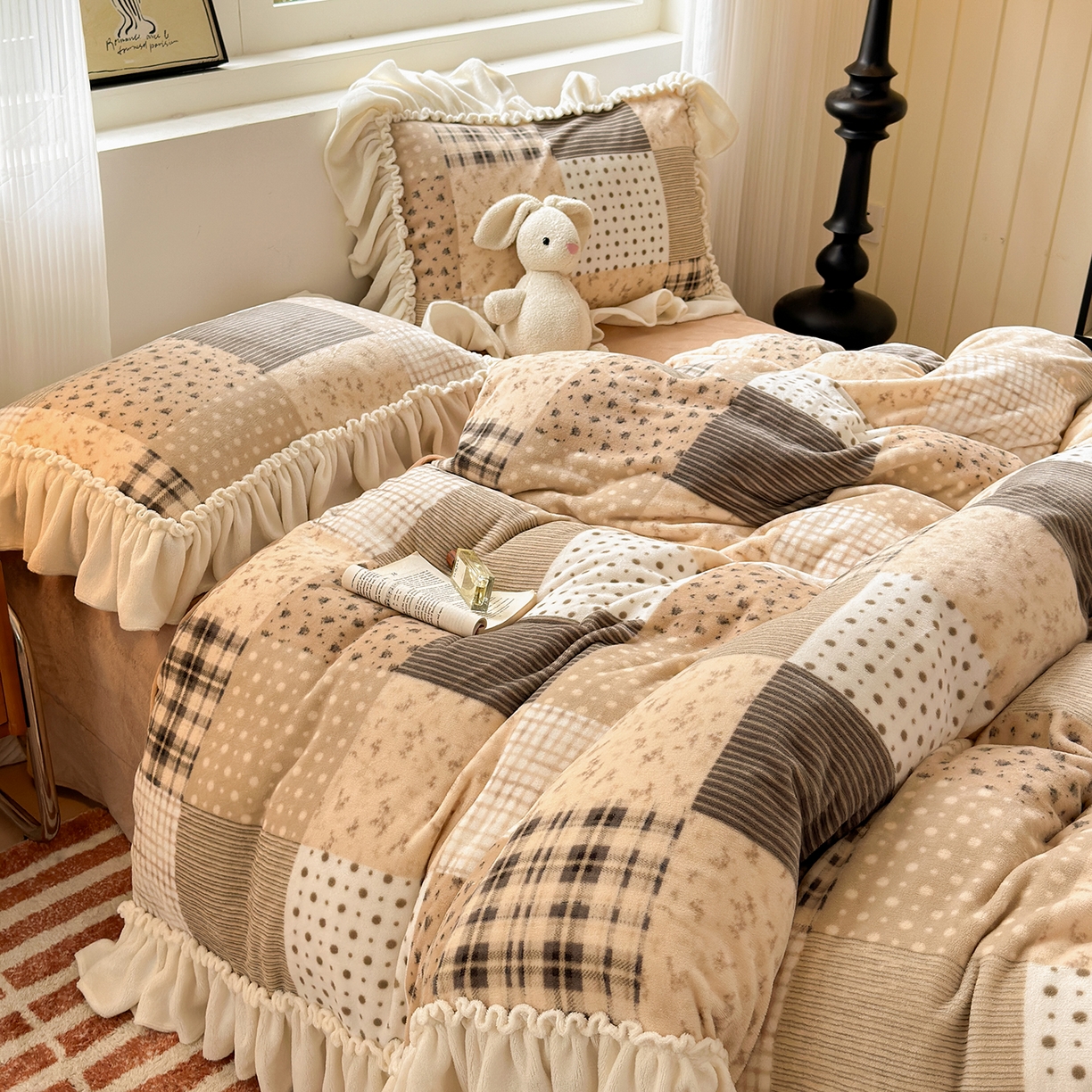 91家纺网 家纺一手货源 找家纺 欣宜家纺 2025秋冬新款加绒加厚田园拼布风法式花边款牛奶绒四件套 布鲁咖