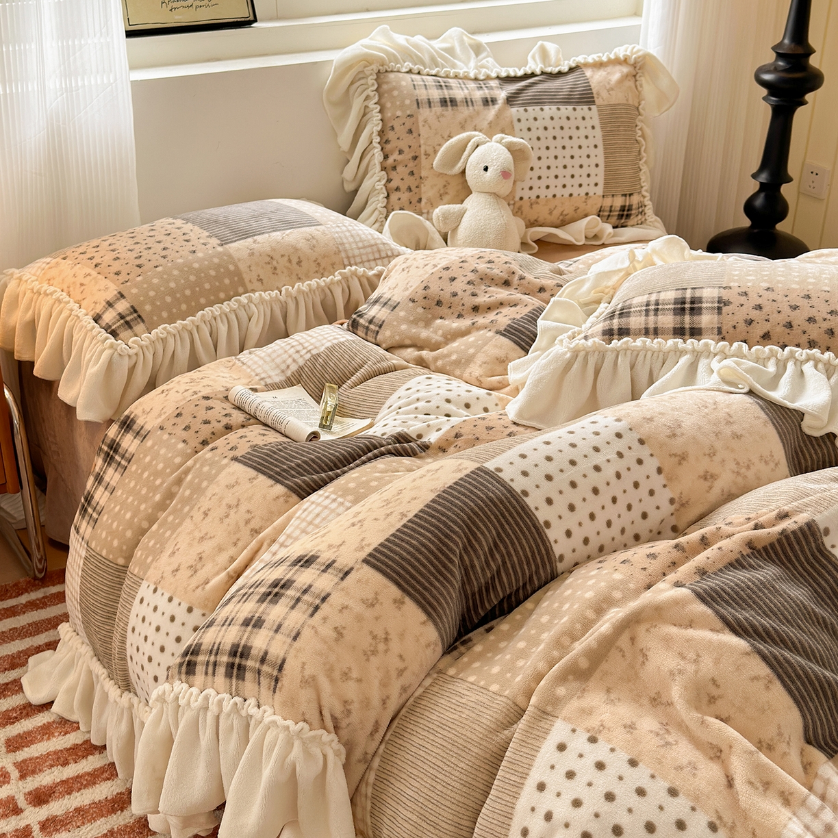 91家纺网 家纺一手货源 找家纺 欣宜家纺 2025秋冬新款加绒加厚田园拼布风法式花边款牛奶绒四件套 布鲁咖