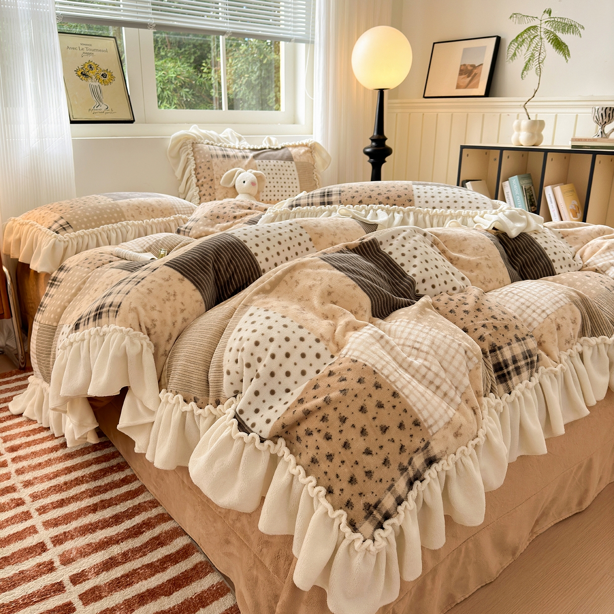 91家纺网 家纺一手货源 找家纺 欣宜家纺 2025秋冬新款加绒加厚田园拼布风法式花边款牛奶绒四件套 布鲁咖