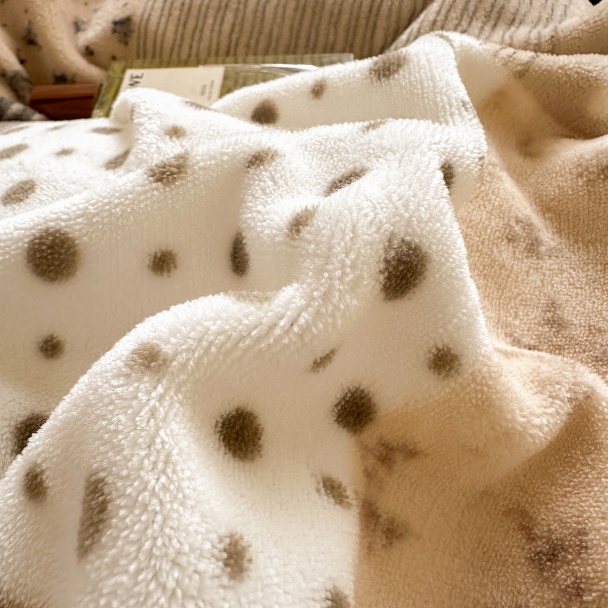 91家纺网 家纺一手货源 找家纺 欣宜家纺 2025秋冬新款加绒加厚田园拼布风法式花边款牛奶绒四件套 布鲁咖