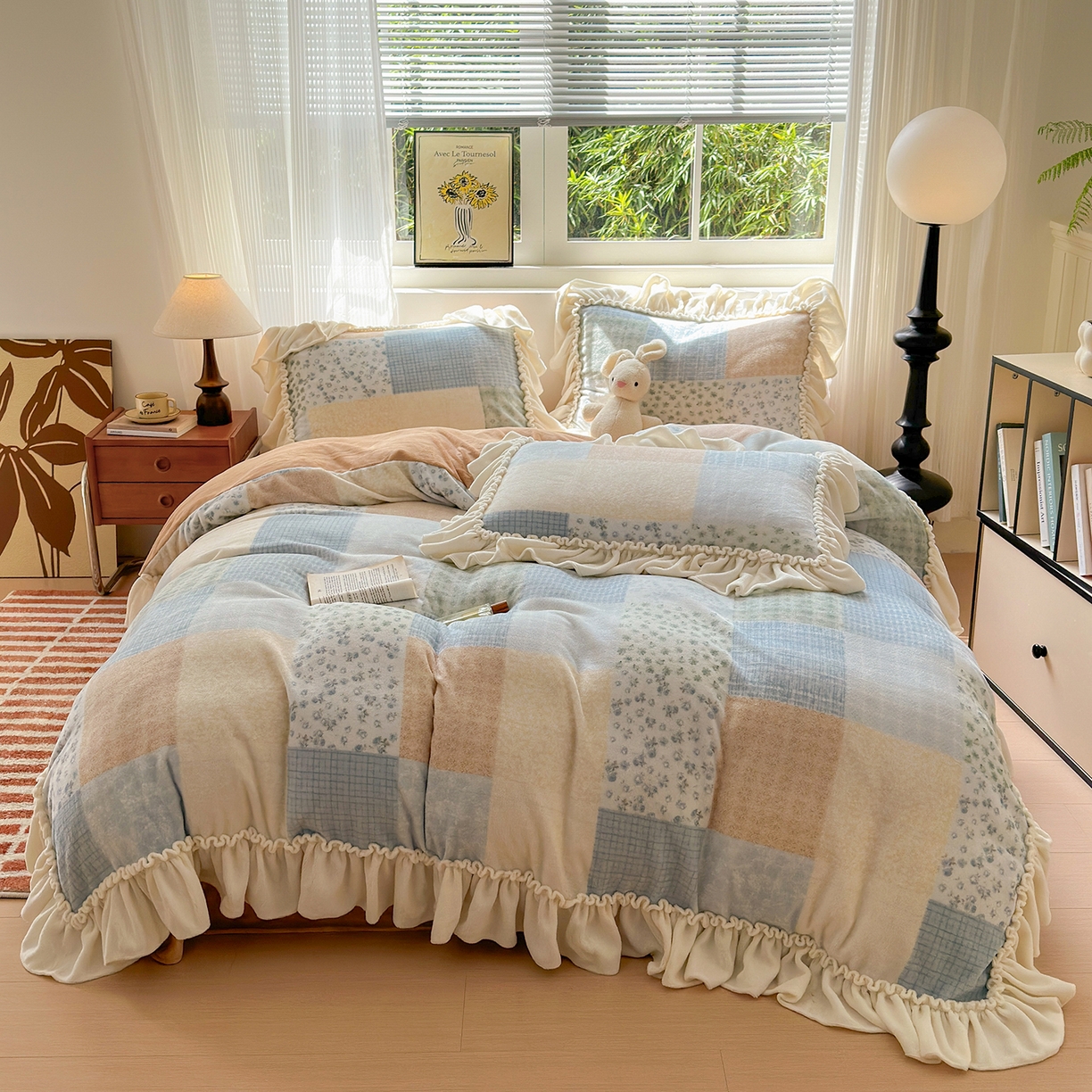 欣宜家纺 2025秋冬新款加绒加厚田园拼布风法式花边款牛奶绒四件套 时光蓝