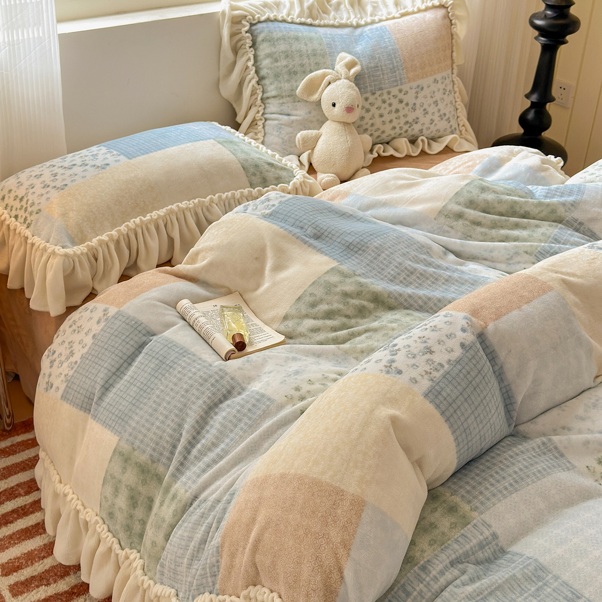 91家纺网 家纺一手货源 找家纺 欣宜家纺 2025秋冬新款加绒加厚田园拼布风法式花边款牛奶绒四件套 时光蓝