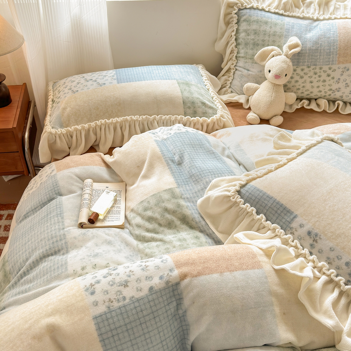 91家纺网 家纺一手货源 找家纺 欣宜家纺 2025秋冬新款加绒加厚田园拼布风法式花边款牛奶绒四件套 时光蓝