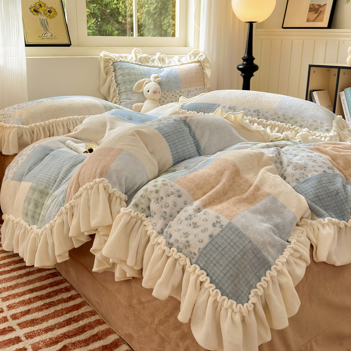 91家纺网 家纺一手货源 找家纺 欣宜家纺 2025秋冬新款加绒加厚田园拼布风法式花边款牛奶绒四件套 时光蓝