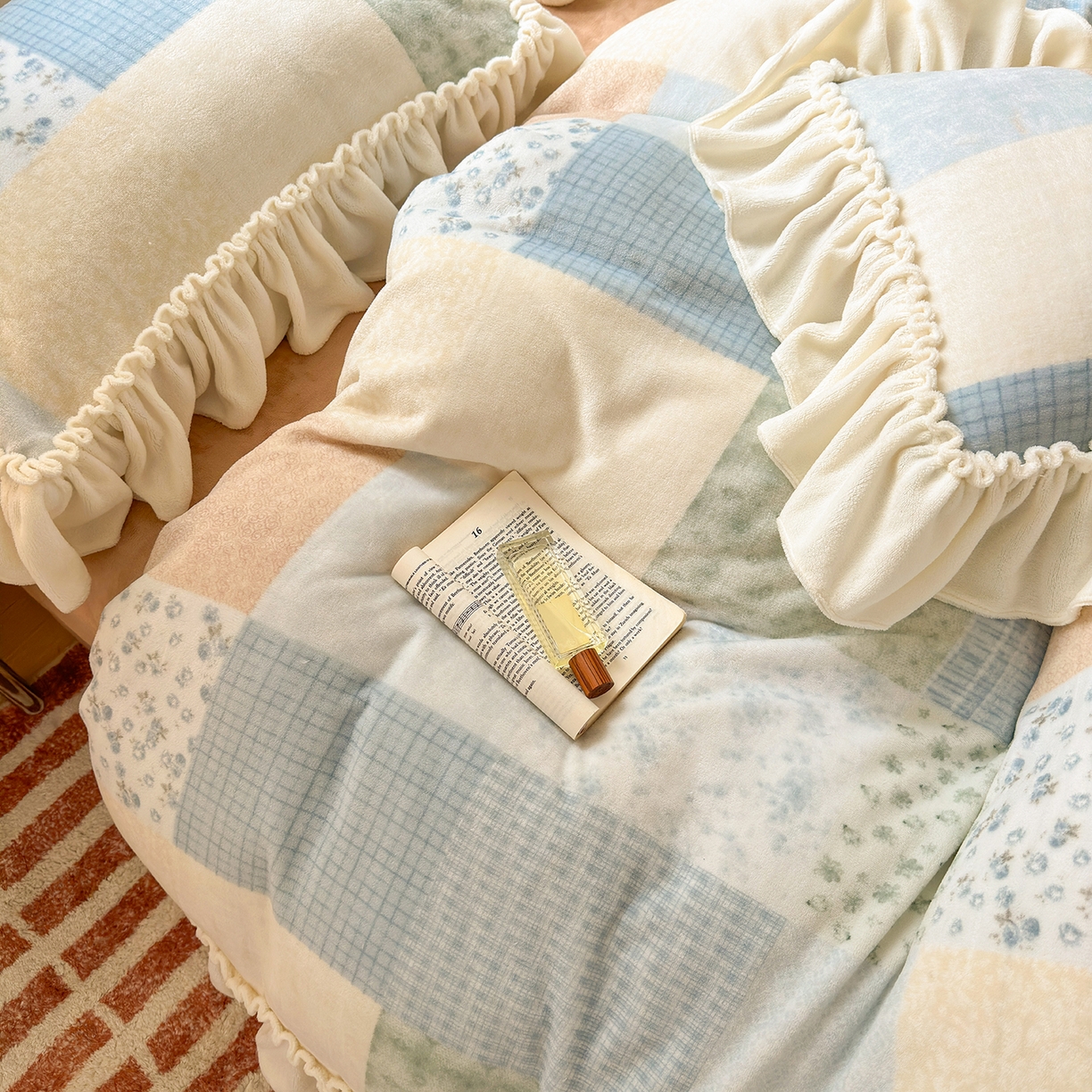 91家纺网 家纺一手货源 找家纺 欣宜家纺 2025秋冬新款加绒加厚田园拼布风法式花边款牛奶绒四件套 时光蓝