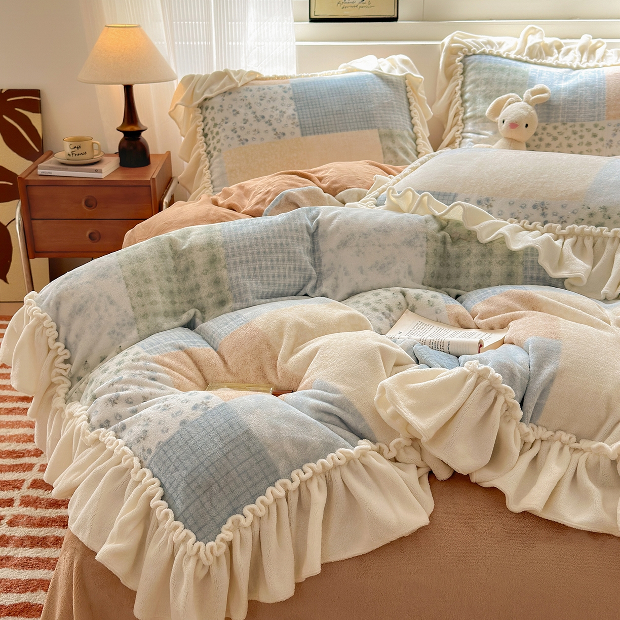 91家纺网 家纺一手货源 找家纺 欣宜家纺 2025秋冬新款加绒加厚田园拼布风法式花边款牛奶绒四件套 时光蓝