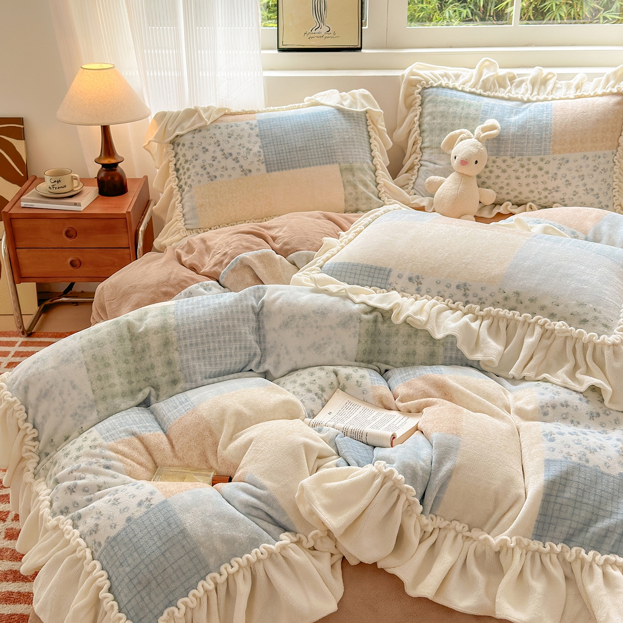 91家纺网 家纺一手货源 找家纺 欣宜家纺 2025秋冬新款加绒加厚田园拼布风法式花边款牛奶绒四件套 时光蓝