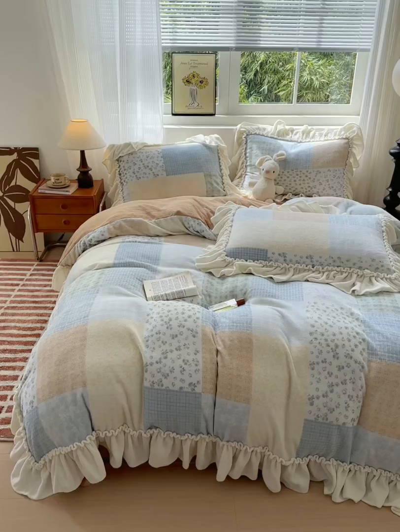 91家纺网 家纺一手货源 找家纺 欣宜家纺 2025秋冬新款加绒加厚田园拼布风法式花边款牛奶绒四件套 时光蓝
