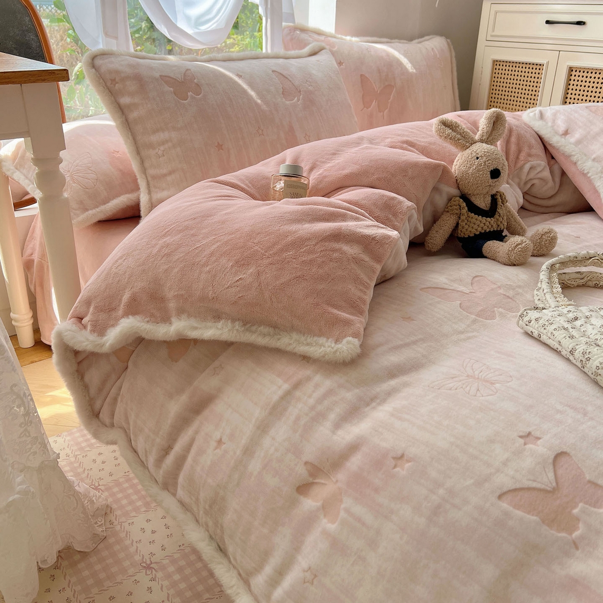 91家纺网 家纺一手货源 找家纺 （总）欣宜家纺 2025秋冬新款加绒加厚兔毛花边款烂花雕花牛奶绒四件套