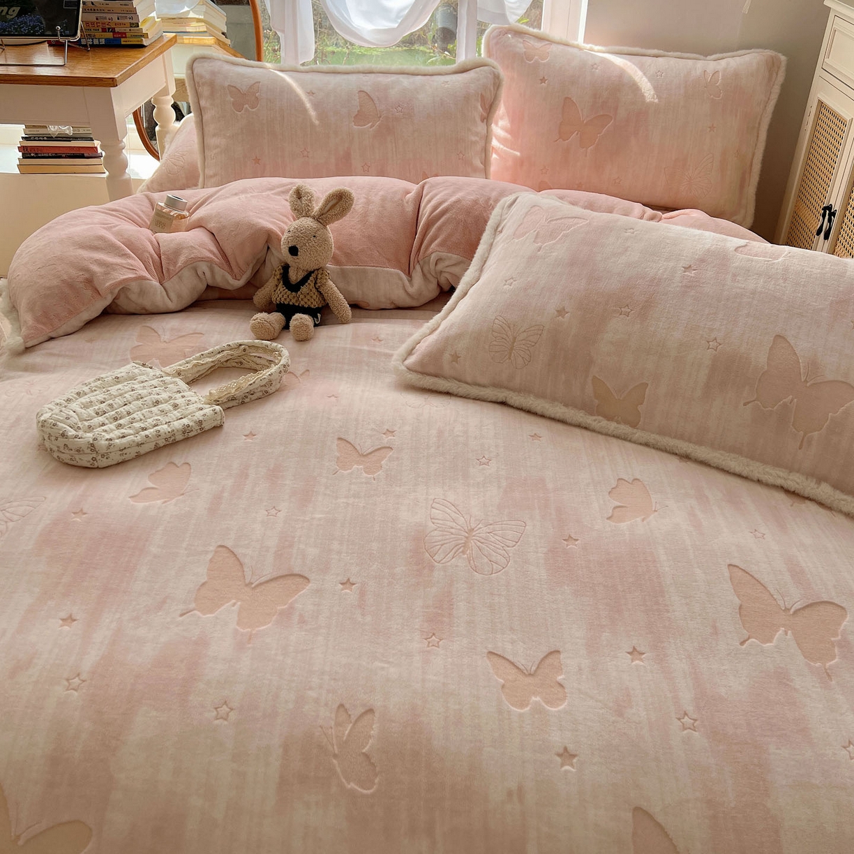 91家纺网 家纺一手货源 找家纺 （总）欣宜家纺 2025秋冬新款加绒加厚兔毛花边款烂花雕花牛奶绒四件套