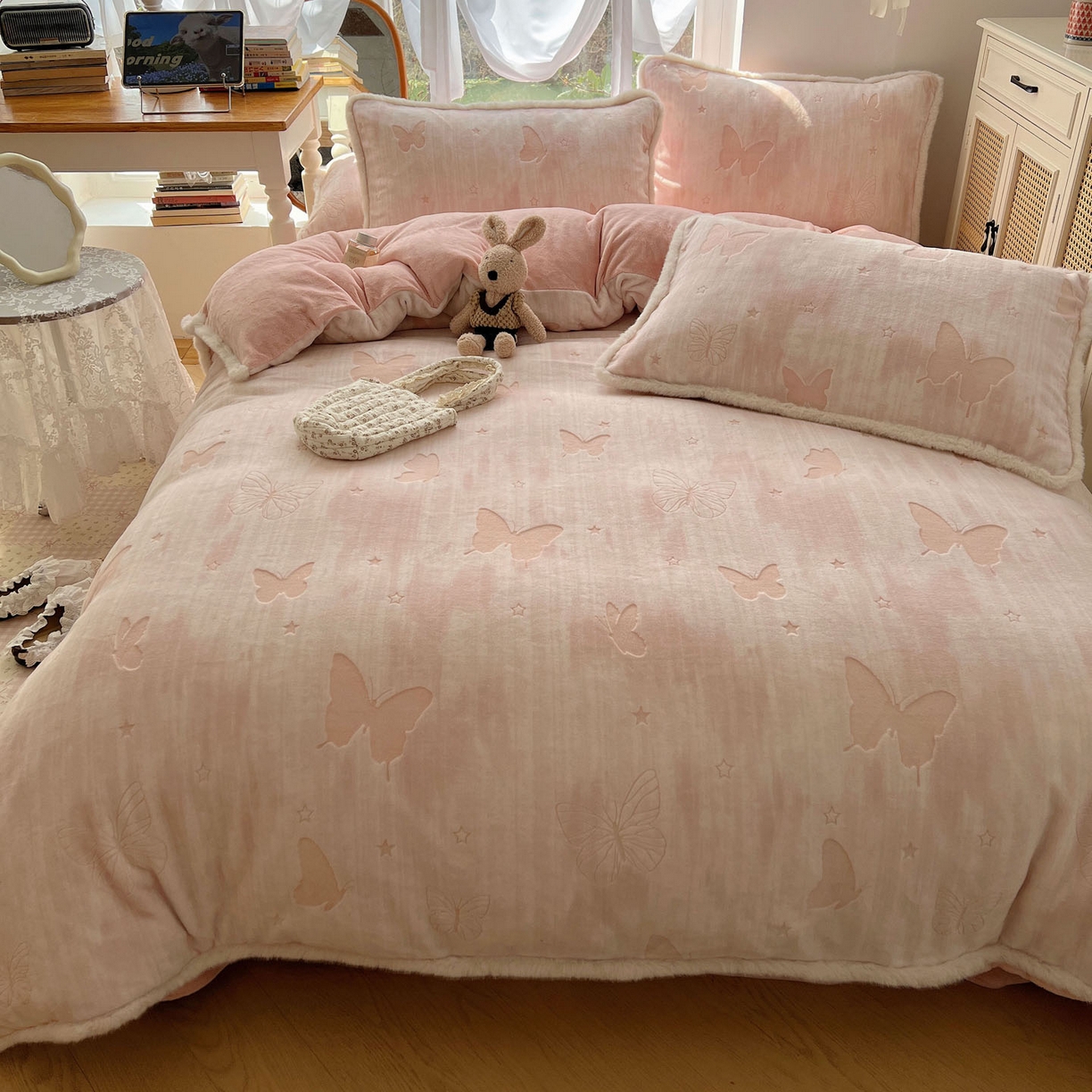 91家纺网 家纺一手货源 找家纺 （总）欣宜家纺 2025秋冬新款加绒加厚兔毛花边款烂花雕花牛奶绒四件套