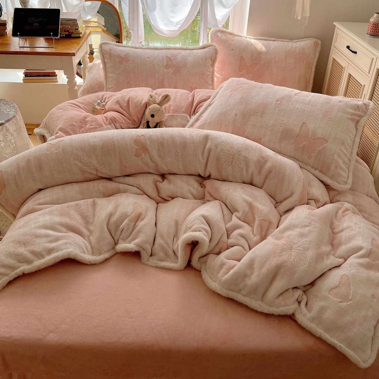 91家纺网 家纺一手货源 找家纺 （总）欣宜家纺 2025秋冬新款加绒加厚兔毛花边款烂花雕花牛奶绒四件套