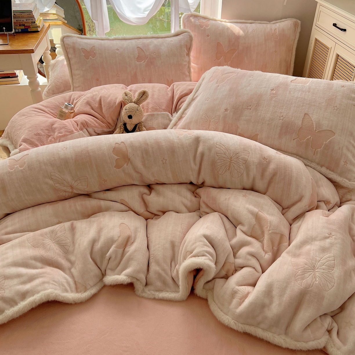 91家纺网 家纺一手货源 找家纺 （总）欣宜家纺 2025秋冬新款加绒加厚兔毛花边款烂花雕花牛奶绒四件套