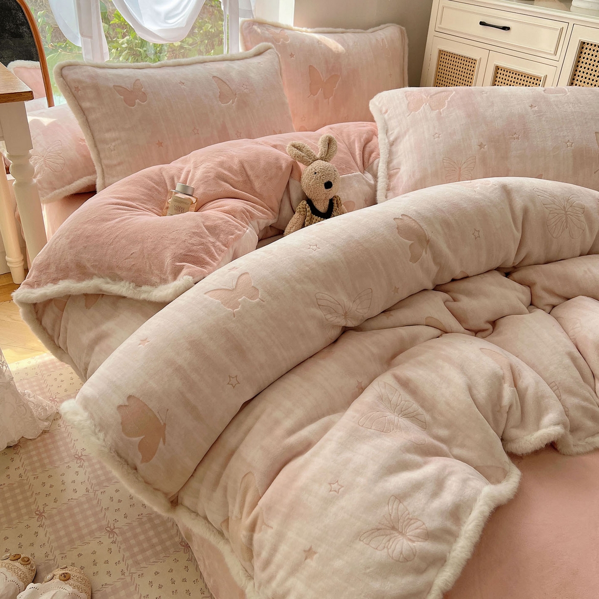 91家纺网 家纺一手货源 找家纺 （总）欣宜家纺 2025秋冬新款加绒加厚兔毛花边款烂花雕花牛奶绒四件套