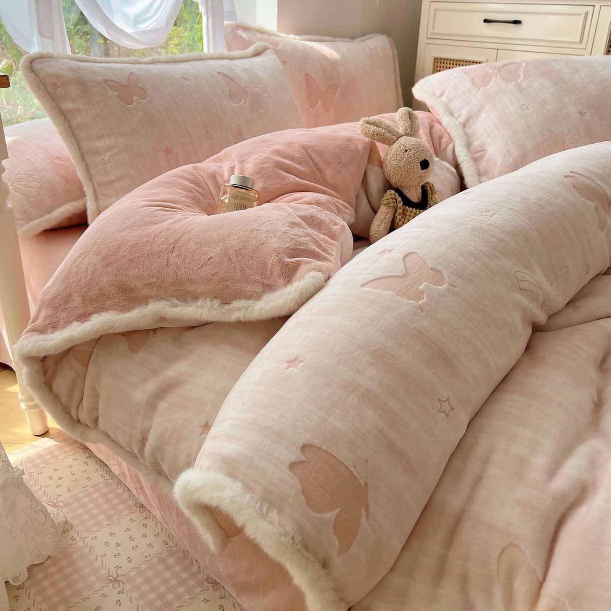 91家纺网 家纺一手货源 找家纺 （总）欣宜家纺 2025秋冬新款加绒加厚兔毛花边款烂花雕花牛奶绒四件套