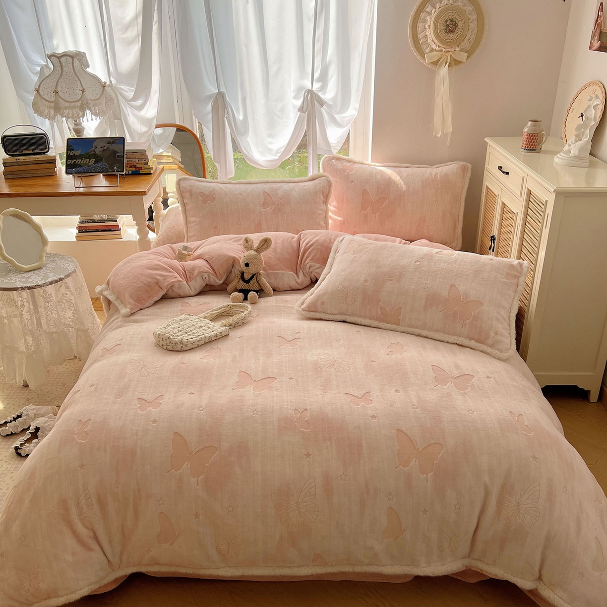 欣宜家纺 2025秋冬新款加绒加厚兔毛花边款烂花雕花牛奶绒四件套 蝶舞粉