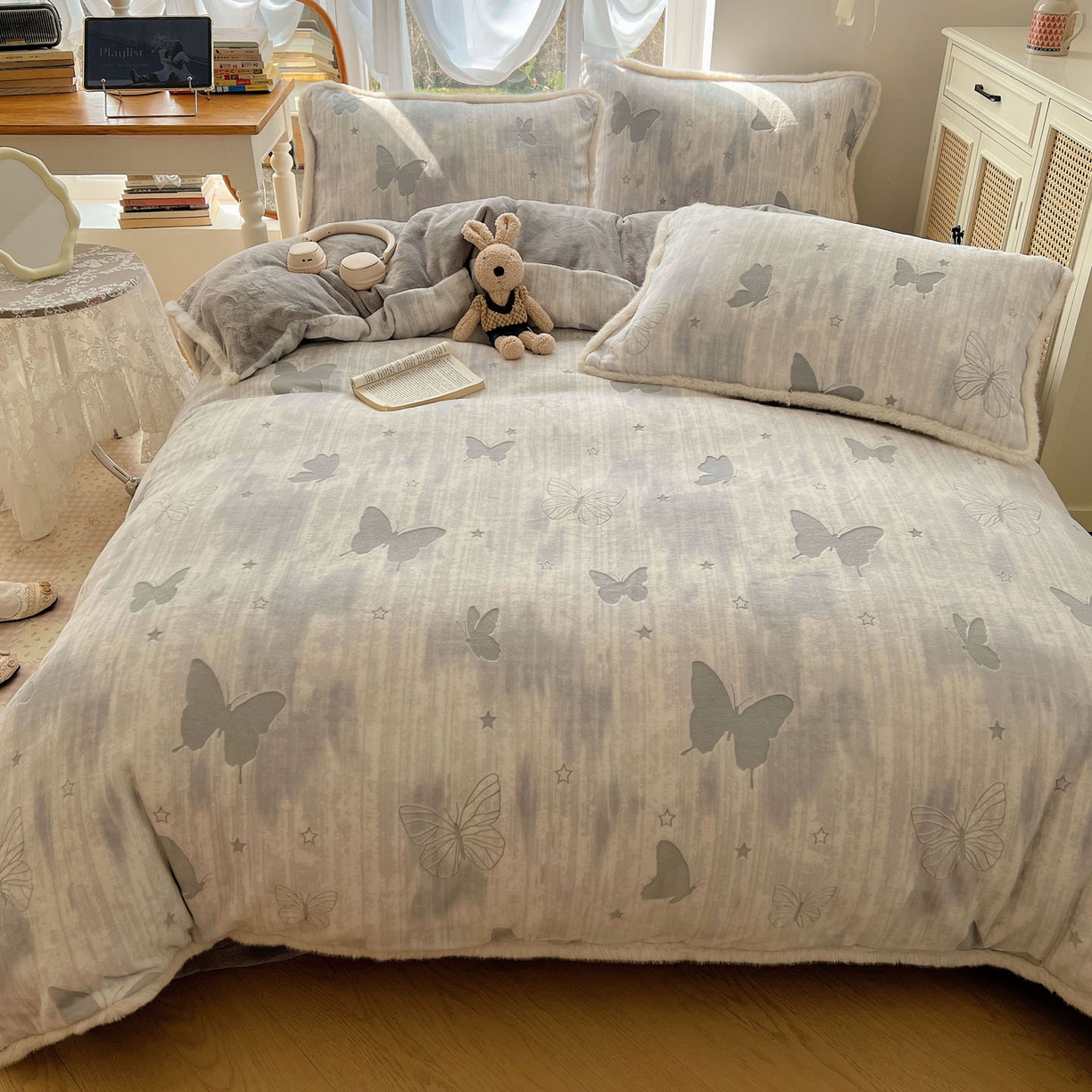 91家纺网 家纺一手货源 找家纺 欣宜家纺 2025秋冬新款加绒加厚兔毛花边款烂花雕花牛奶绒四件套 蝶舞灰