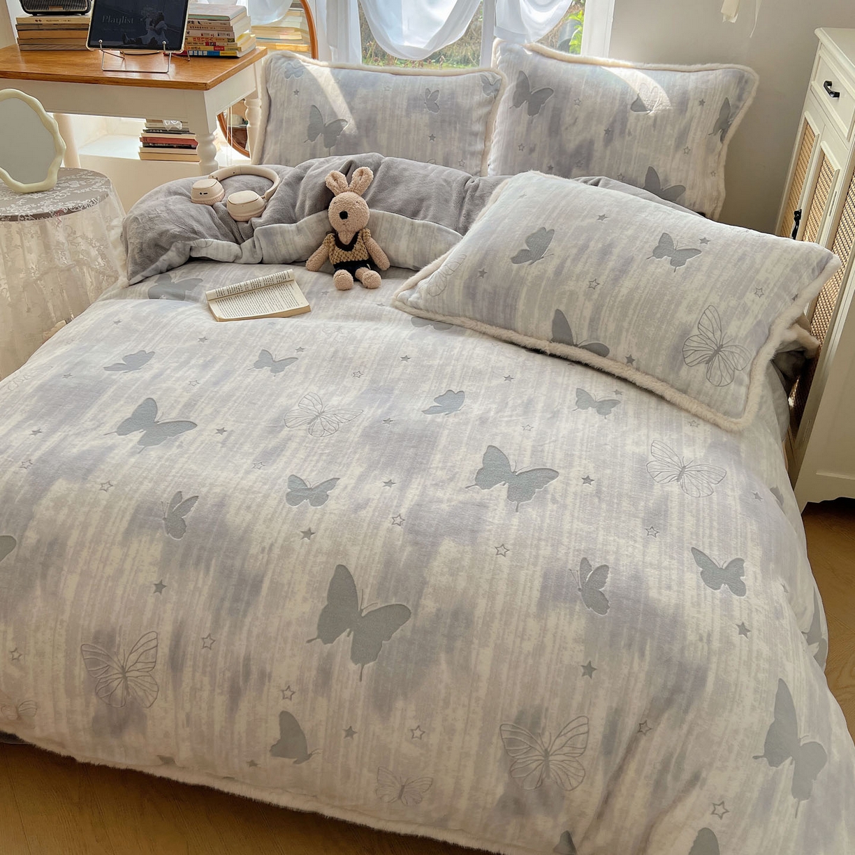 91家纺网 家纺一手货源 找家纺 欣宜家纺 2025秋冬新款加绒加厚兔毛花边款烂花雕花牛奶绒四件套 蝶舞灰