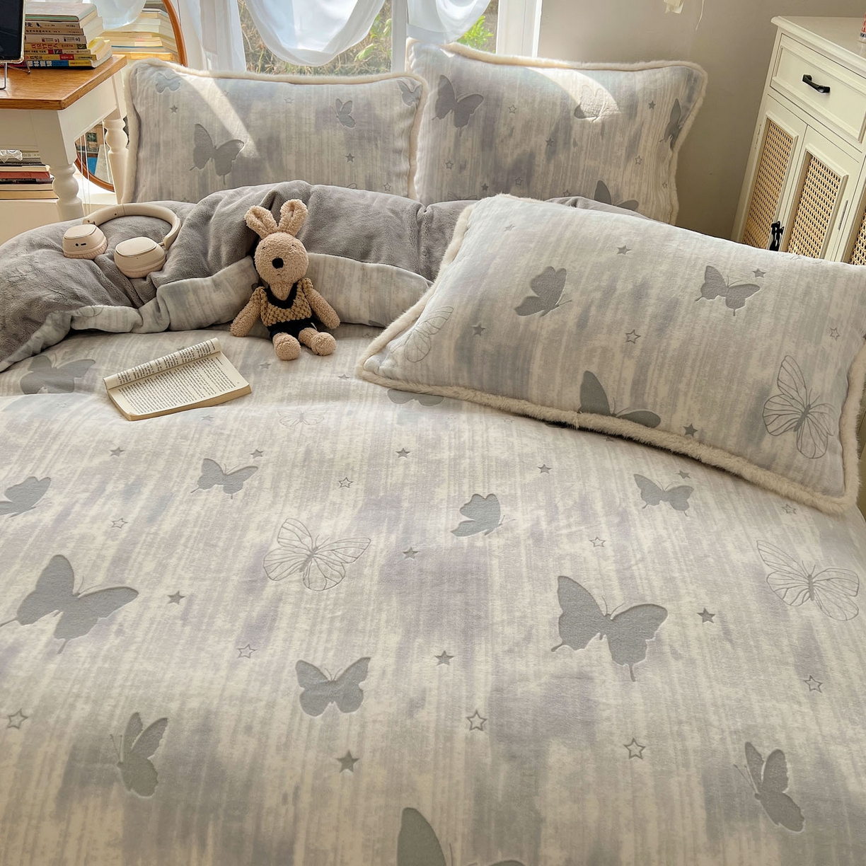 91家纺网 家纺一手货源 找家纺 欣宜家纺 2025秋冬新款加绒加厚兔毛花边款烂花雕花牛奶绒四件套 蝶舞灰