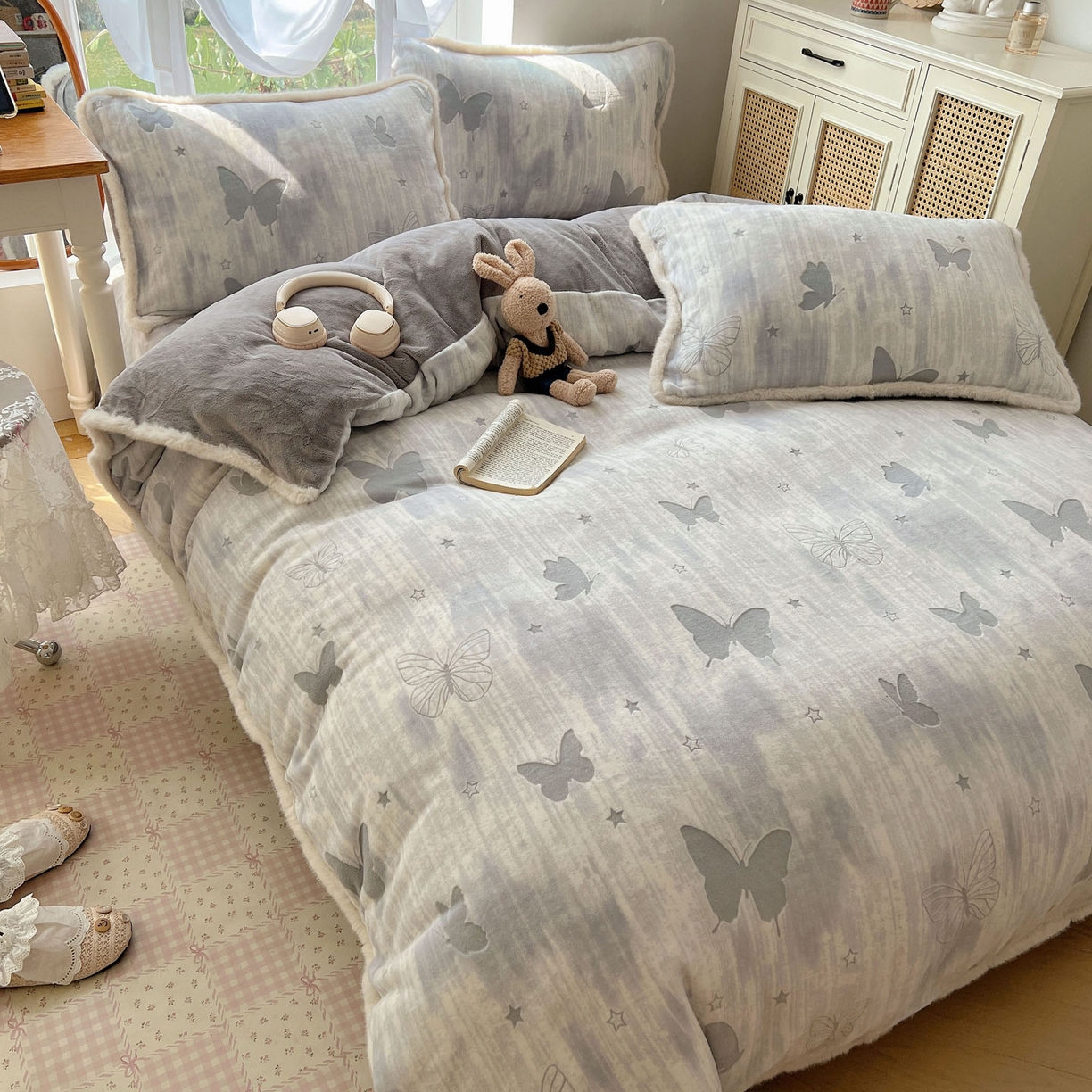 91家纺网 家纺一手货源 找家纺 欣宜家纺 2025秋冬新款加绒加厚兔毛花边款烂花雕花牛奶绒四件套 蝶舞灰