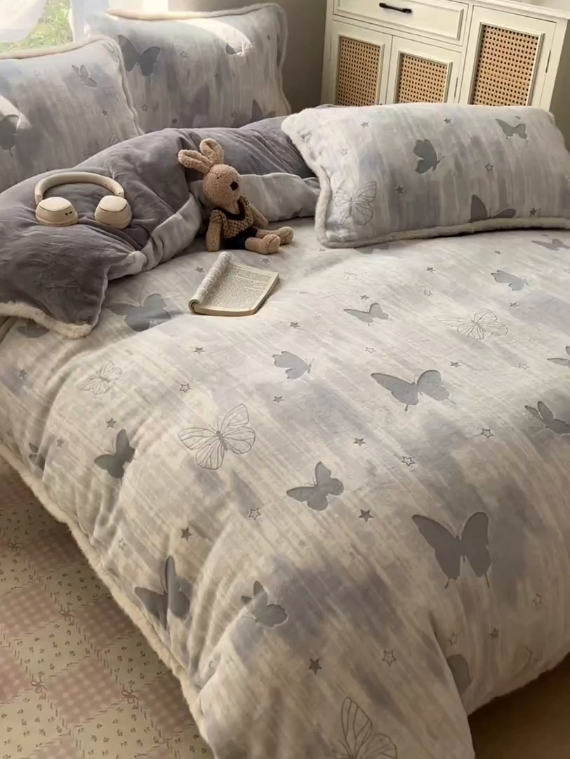 91家纺网 家纺一手货源 找家纺 欣宜家纺 2025秋冬新款加绒加厚兔毛花边款烂花雕花牛奶绒四件套 蝶舞灰