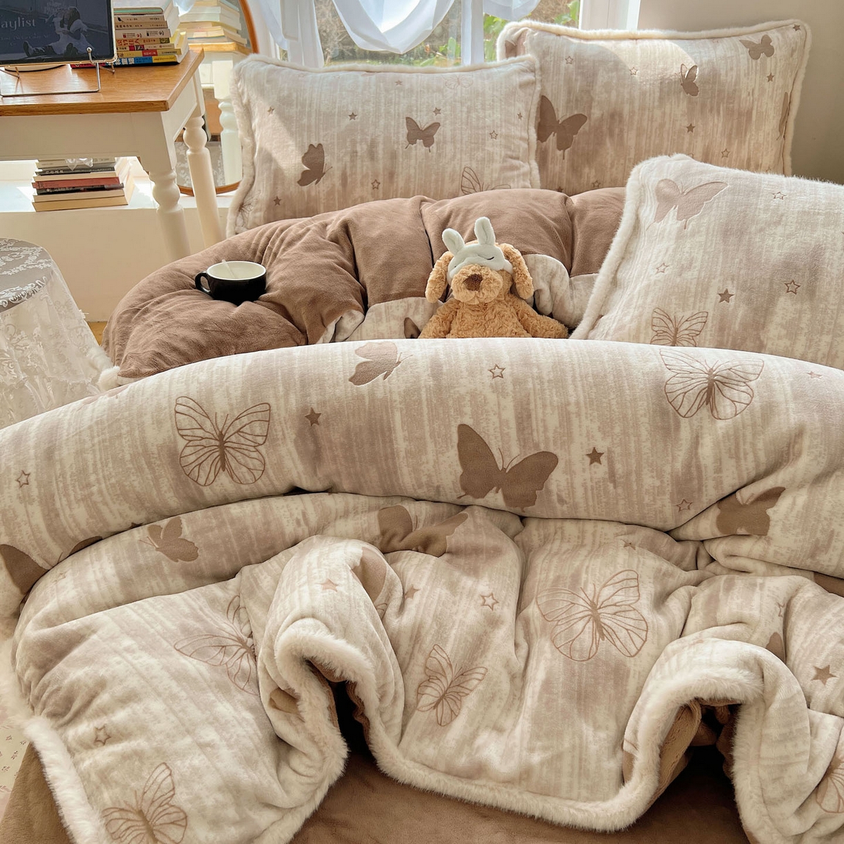 91家纺网 家纺一手货源 找家纺 欣宜家纺 2025秋冬新款加绒加厚兔毛花边款烂花雕花牛奶绒四件套 蝶舞咖